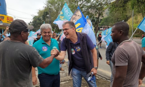 Furtado caminha ao lado de Marcelo Cabeleireiro e fala sobre propostas para VR